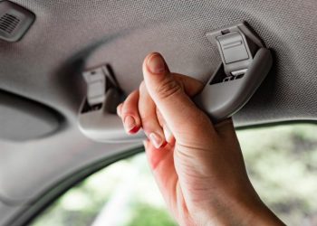 Znate li čemu služi ručka iznad vrata u automobilu i ESC?