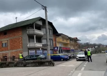 Beživotno tijelo mlađeg muškarca pronađeno u automobilu u Sanskom Mostu