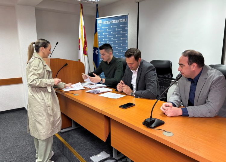 Tomislavgrad: Potpisani ugovori o stipendijama za 80 studenta