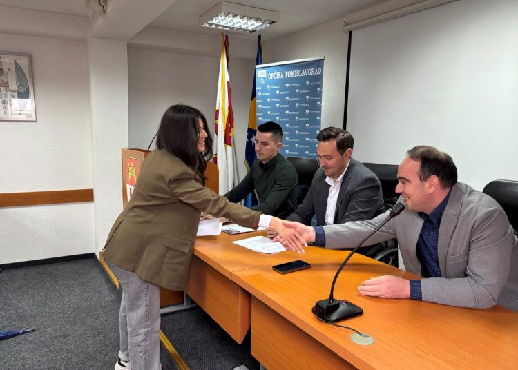 Tomislavgrad: Potpisani ugovori o stipendijama za 80 studenta