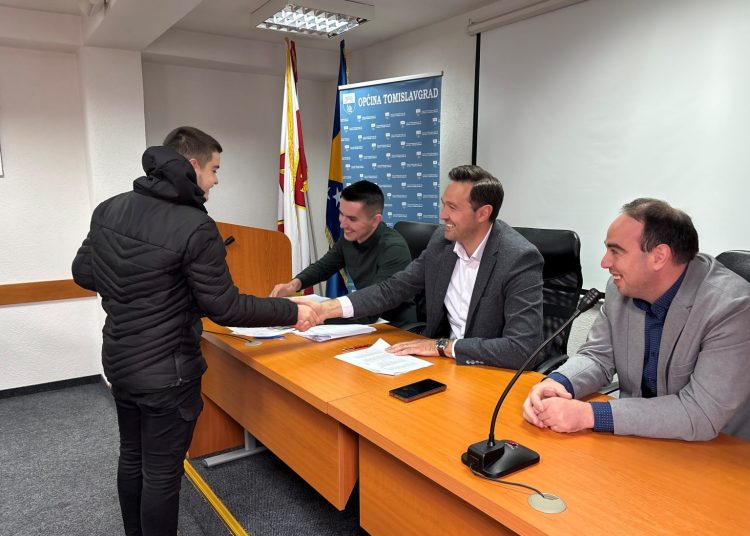 Tomislavgrad: Potpisani ugovori o stipendijama za 80 studenta