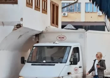 Mostar: Kamion oštetio povijesnu i kulturološku kuću