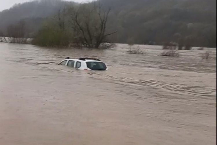 Sanski Most: Mještani spasili šumare iz vodene bujice