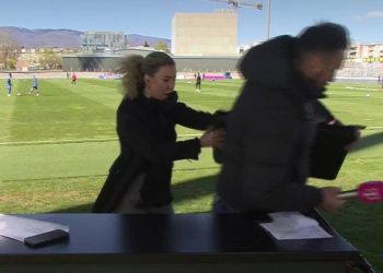 Neočekivan incident na stadionu: Ivan Kelava spasio Valentinu Miletić od pada reflektora
