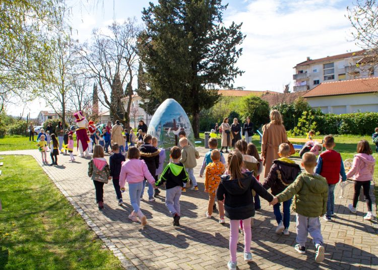 U Ljubuškom svečano postavljena velika uskrsna pisanica