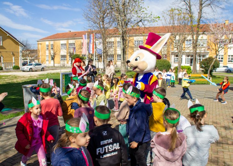 U Ljubuškom svečano postavljena velika uskrsna pisanica