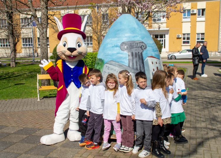 U Ljubuškom svečano postavljena velika uskrsna pisanica