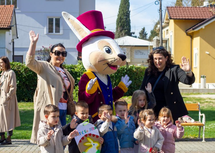 U Ljubuškom svečano postavljena velika uskrsna pisanica