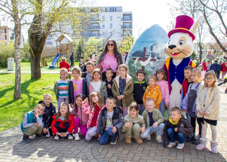 U Ljubuškom svečano postavljena velika uskrsna pisanica