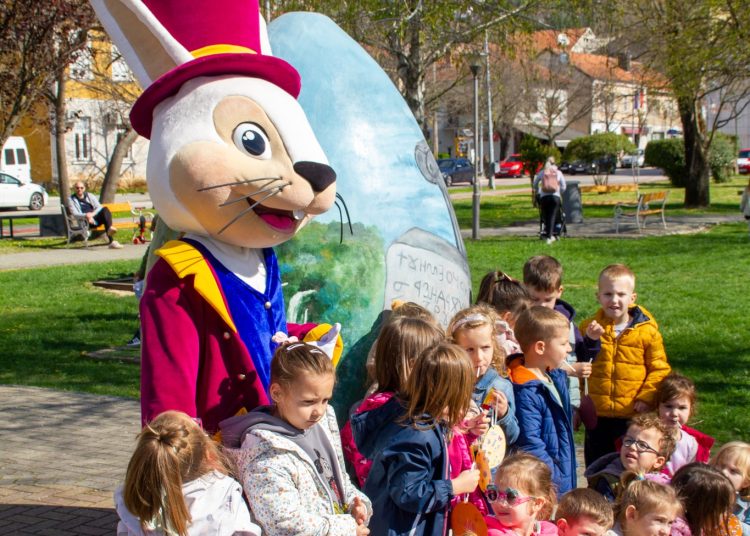 U Ljubuškom svečano postavljena velika uskrsna pisanica