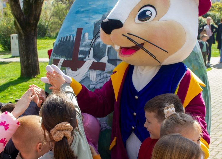 U Ljubuškom svečano postavljena velika uskrsna pisanica