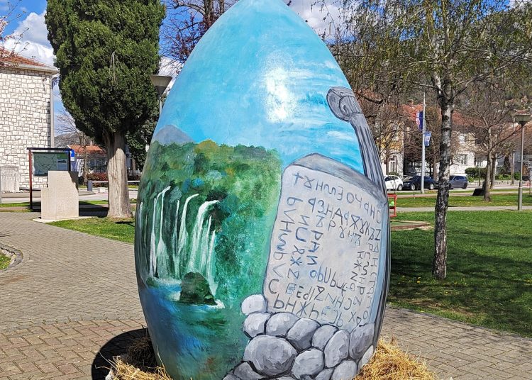U Ljubuškom svečano postavljena velika uskrsna pisanica