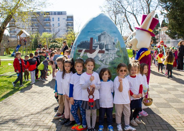 U Ljubuškom svečano postavljena velika uskrsna pisanica