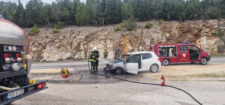Brza intervencija vatrogasaca na vozilu između Mostara i Širokog Brijega