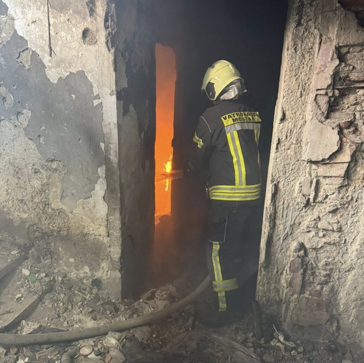 Požar u napuštenoj zgradi bivše Komercijalne banke u Mostaru