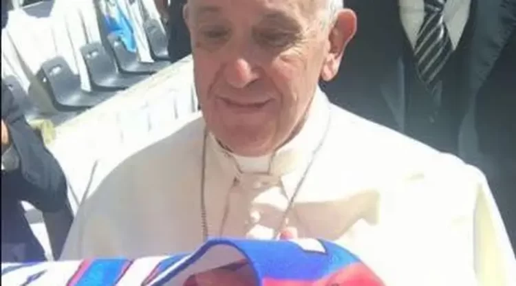 Hajduk se oprostio od pape, objavili fotografiju na kojoj pozira s Hajdukovim šalom