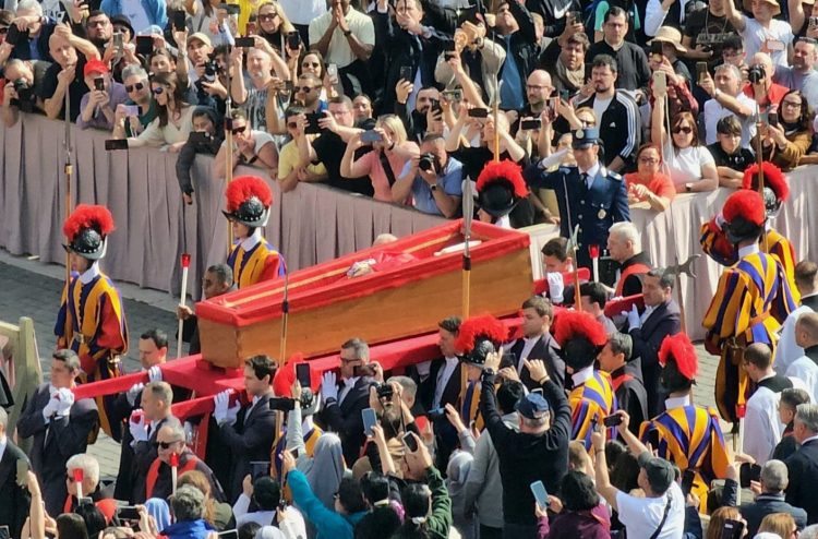 (VIDEO) Tijelo pape Franje premješteno u baziliku Svetog Petra