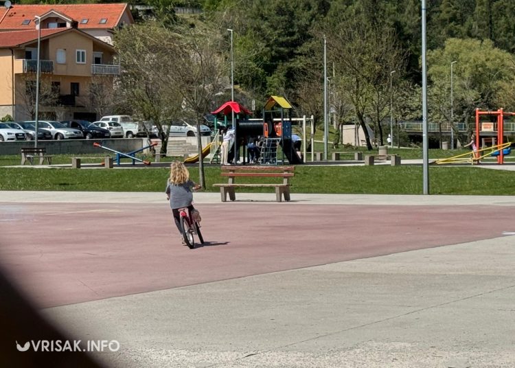 Široki Brijeg: Park u Sajmištu ispunjen šetnjom, smijehom i proljetnom atmosferom