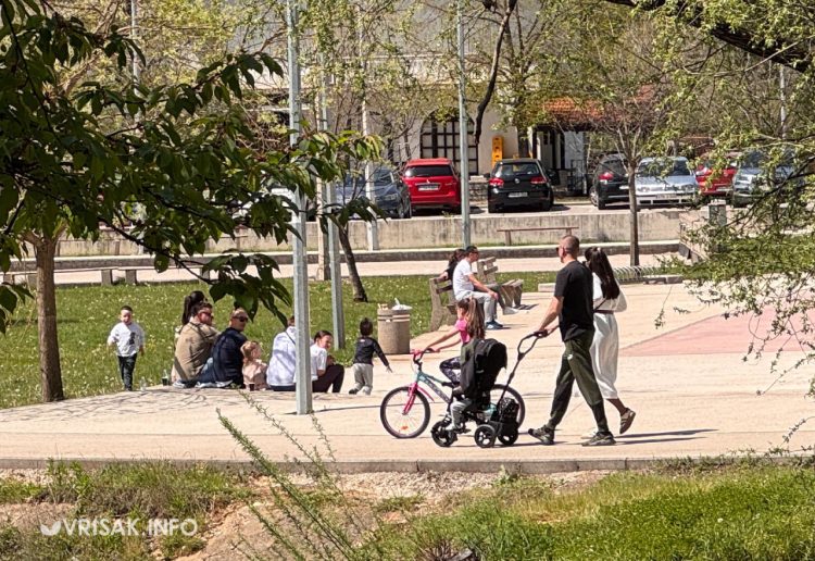 Široki Brijeg: Park u Sajmištu ispunjen šetnjom, smijehom i proljetnom atmosferom