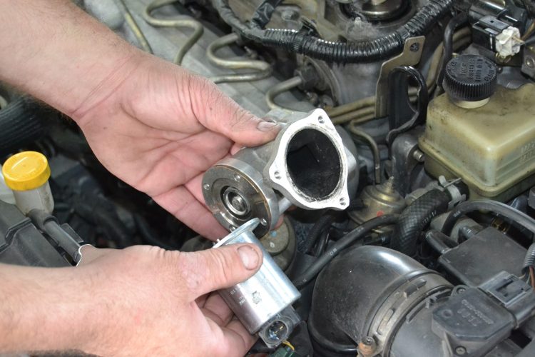 Problem je u EGR ventilu, kojeg treba očistiti od čađe, popraviti ili zamijeniti