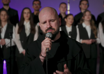 Poslušajte novu pjesmu fra Marina Karačića u suradnji s duhovnim zborom