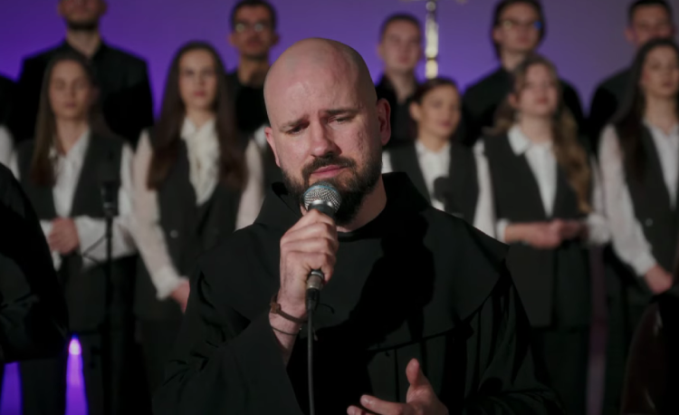 Poslušajte novu pjesmu fra Marina Karačića u suradnji s duhovnim zborom