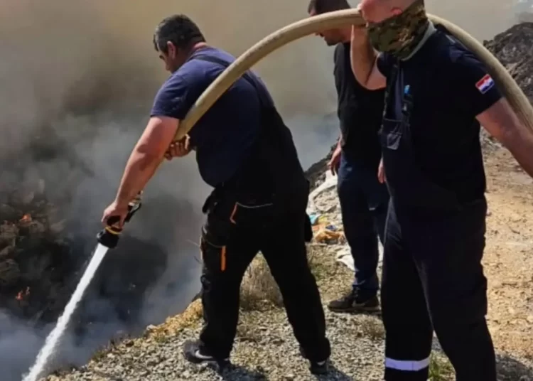 Požar u Ljubuškom: Na divljoj deponiji gorjele gume i otpad