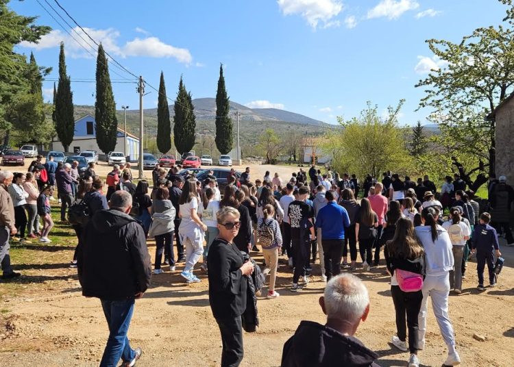 Mnoštvo vjernika na Putu križa od Ljubotića do Crnih Lokava