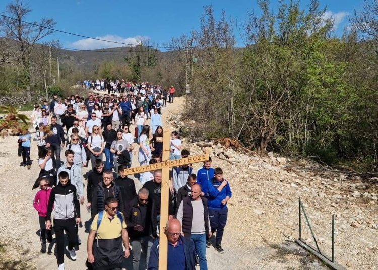 Mnoštvo vjernika na Putu križa od Ljubotića do Crnih Lokava