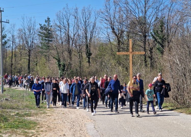 Mnoštvo vjernika na Putu križa od Ljubotića do Crnih Lokava