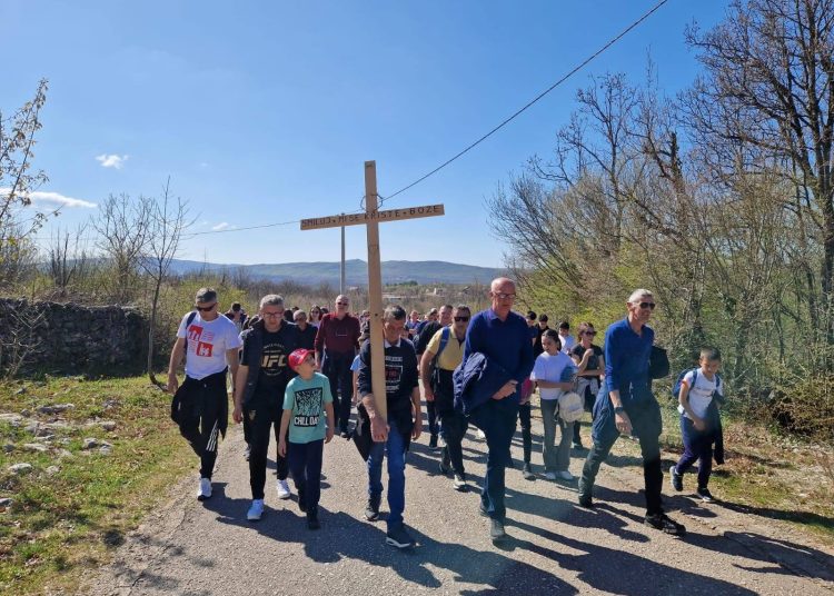 Mnoštvo vjernika na Putu križa od Ljubotića do Crnih Lokava