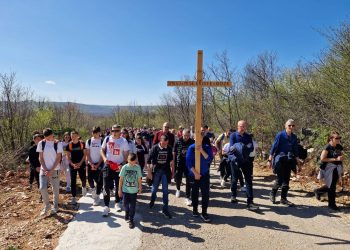 Mnoštvo vjernika na Putu križa od Ljubotića do Crnih Lokava