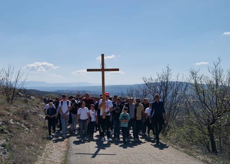 Mnoštvo vjernika na Putu križa od Ljubotića do Crnih Lokava