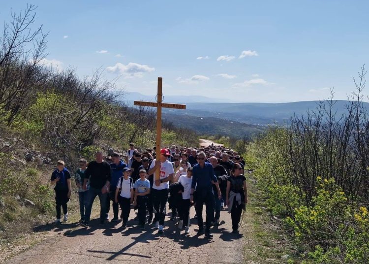 Mnoštvo vjernika na Putu križa od Ljubotića do Crnih Lokava
