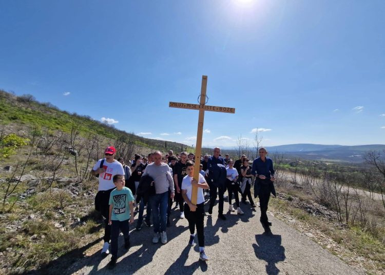 Mnoštvo vjernika na Putu križa od Ljubotića do Crnih Lokava