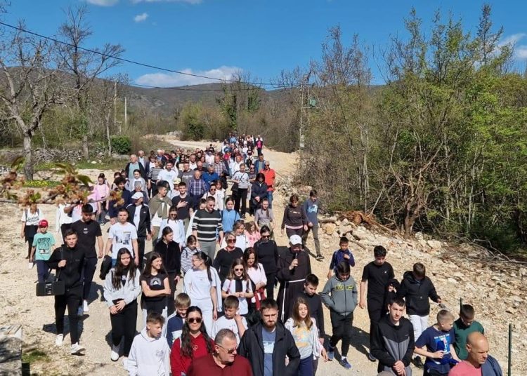 Mnoštvo vjernika na Putu križa od Ljubotića do Crnih Lokava