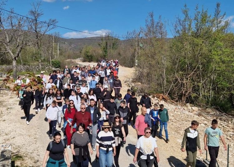 Mnoštvo vjernika na Putu križa od Ljubotića do Crnih Lokava