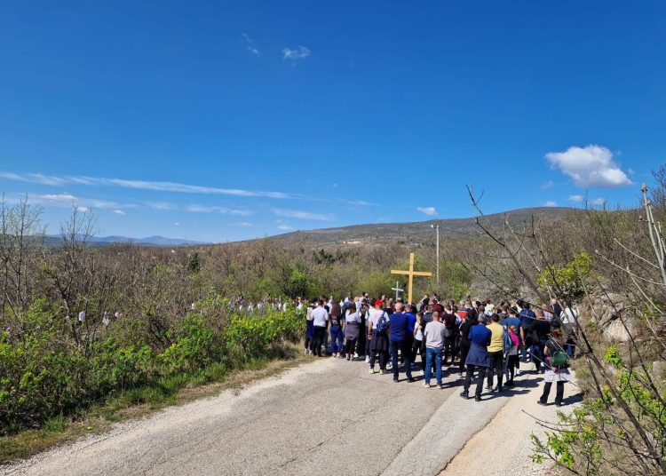 Mnoštvo vjernika na Putu križa od Ljubotića do Crnih Lokava