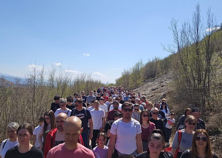 Mnoštvo vjernika na Putu križa od Ljubotića do Crnih Lokava