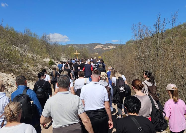 Mnoštvo vjernika na Putu križa od Ljubotića do Crnih Lokava