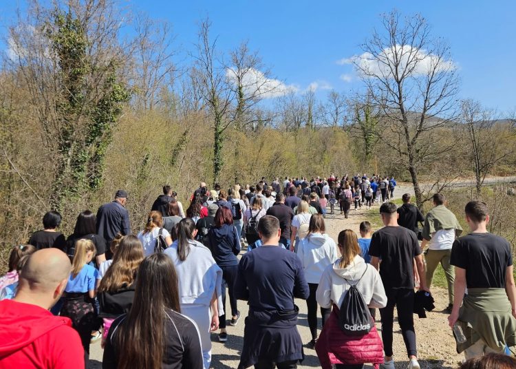 Mnoštvo vjernika na Putu križa od Ljubotića do Crnih Lokava