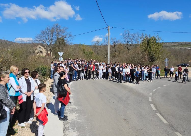 Mnoštvo vjernika na Putu križa od Ljubotića do Crnih Lokava