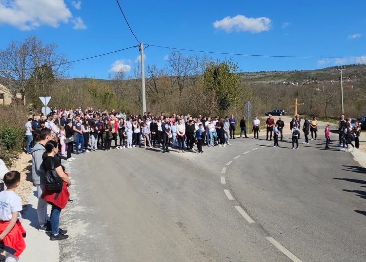 Mnoštvo vjernika na Putu križa od Ljubotića do Crnih Lokava