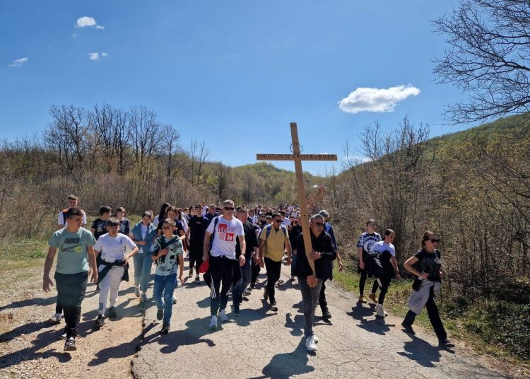 Mnoštvo vjernika na Putu križa od Ljubotića do Crnih Lokava