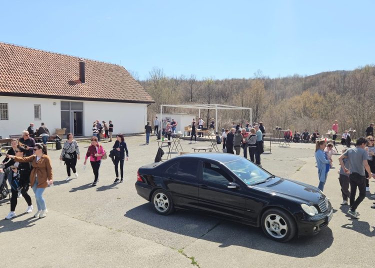 Mnoštvo vjernika na Putu križa od Ljubotića do Crnih Lokava