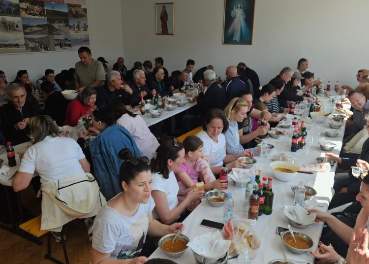 Mnoštvo vjernika na Putu križa od Ljubotića do Crnih Lokava