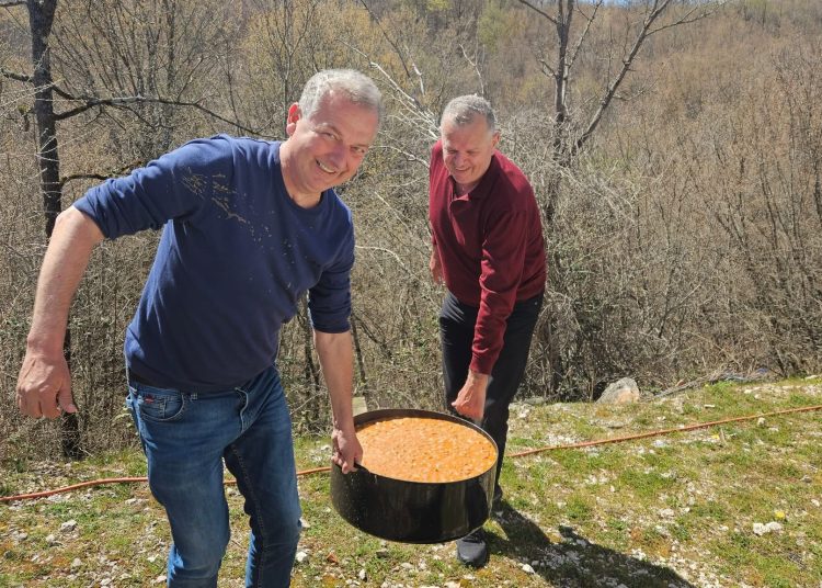 Mnoštvo vjernika na Putu križa od Ljubotića do Crnih Lokava