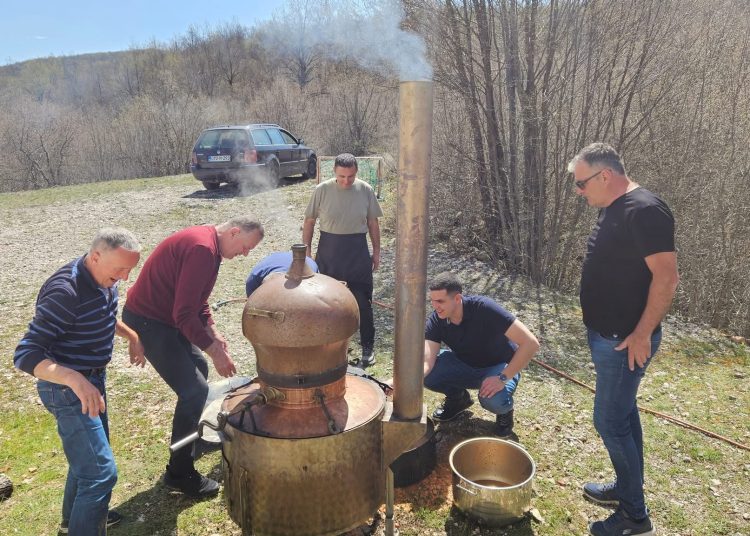 Mnoštvo vjernika na Putu križa od Ljubotića do Crnih Lokava
