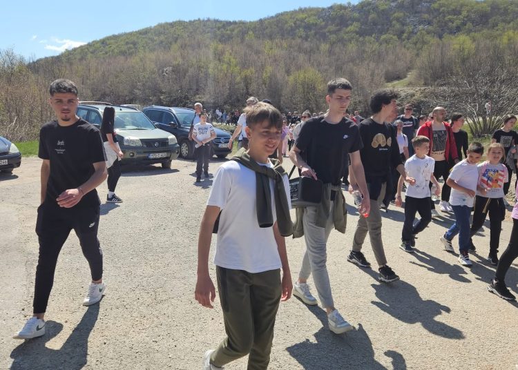 Mnoštvo vjernika na Putu križa od Ljubotića do Crnih Lokava