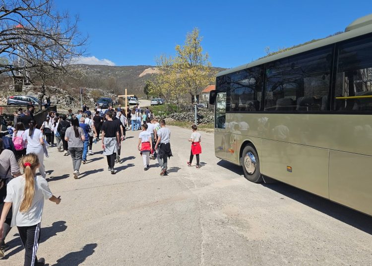 Mnoštvo vjernika na Putu križa od Ljubotića do Crnih Lokava
